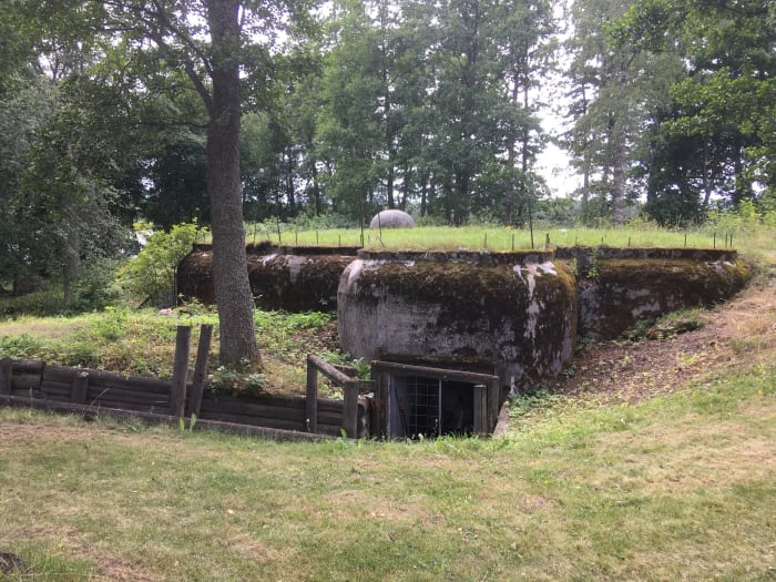 Salpalinja accommodation bunker entrance. Majoitusbunkkerin sisäänkäynti. 